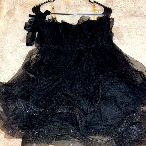 Dresses & Skirts - Black cocktail lace dress